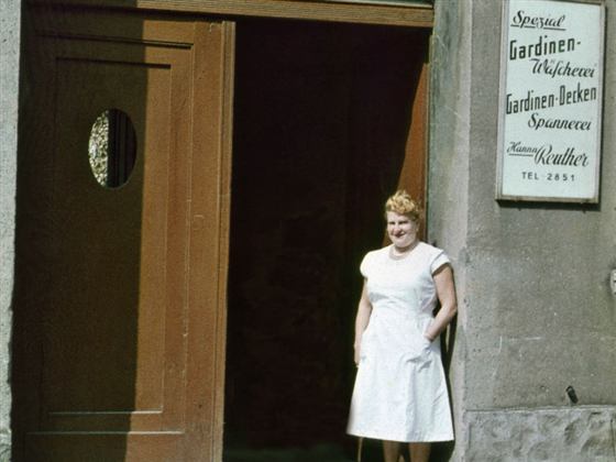 Gründungsjahre: Hanna Reuther vor der Wäscherei in Hilden